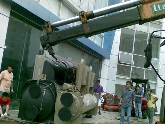 茂名市随车吊和汽车吊的核心区别是什么？哪种更省钱？